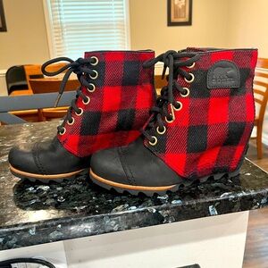 Sorel Women’s Buffalo Red Checkered ankle boots hidden wedge black tie size 7